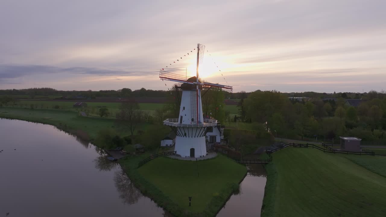 Ritratto all'alba del mulino a vento De Vlinder e del fiume Linge, Paesi Bassi