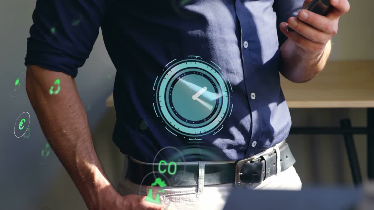 HUD vises over torsoen, mand løfter smartphone til brystet, ikoner der driver, viser energimålinger