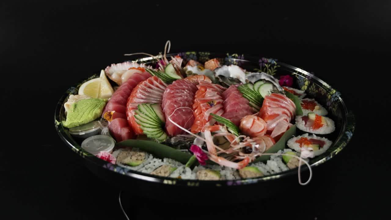 el plato de sushi está siendo preparado y adornado