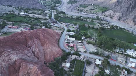 Purmamarca,-Jujuy,-Argentina,-Antena-Sobre-La-Ciudad,-Cerro-De-Siete-Colores,-Quebrada-De-Humahuaca,-Destino-De-Viaje-En-América-Del-Sur