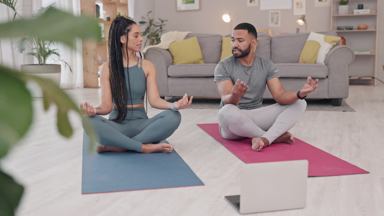 yoga, meditación y computadora portátil con una pareja