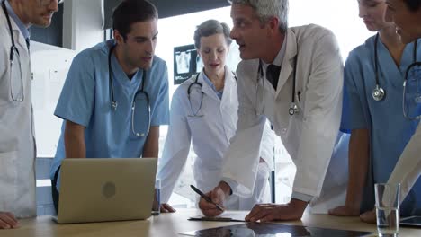 médicos mirando juntos un documento