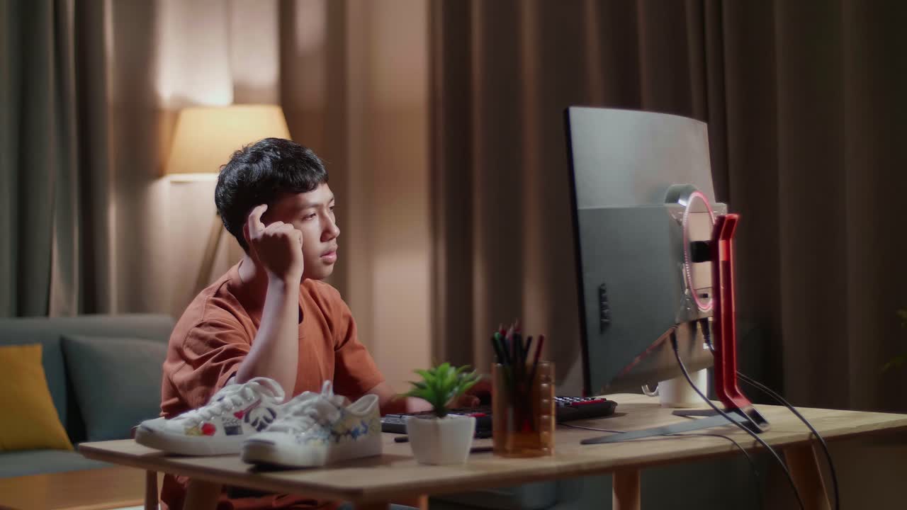 집에서 십대가 게임하는 것