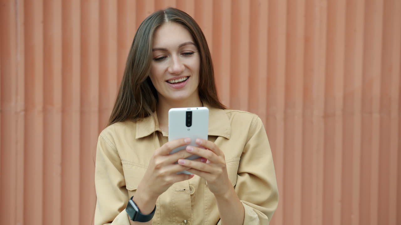 mujer usando un teléfono inteligente