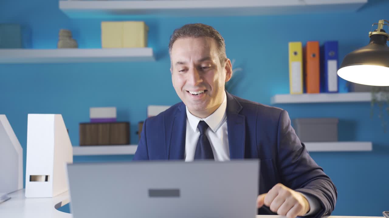 el comerciante que se alegra con las buenas nuevas se vuelve feliz.