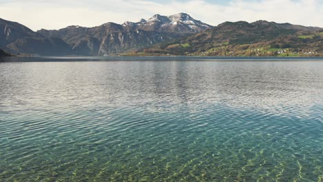 Lago-Attersee-En-Austria,-Con-Aguas-Cristalinas-De-Color-Turquesa,-Ondulaciones-En-Cámara-Lenta