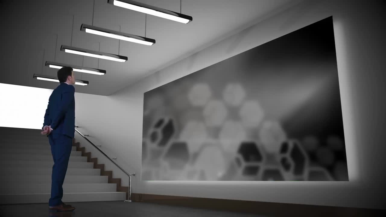 mann starrt auf einen bildschirm im flur