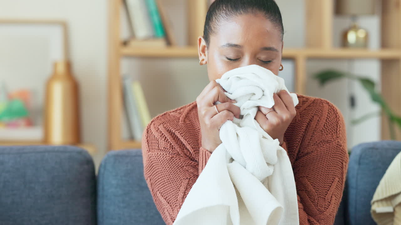 dama disfrutando del olor de la ropa recién lavada