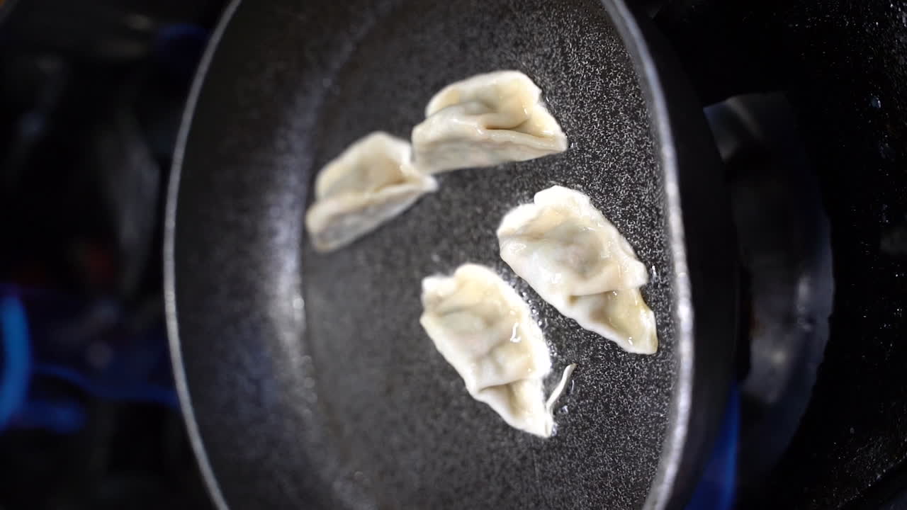 고기로 가득 찬 파스타를 요리하는 수직 느린 모션