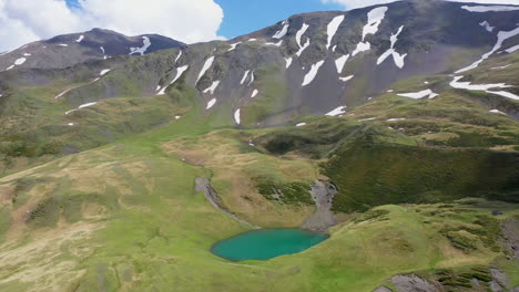 amplia toma cinematográfica de drones descendentes del lago oreit en tusheti, georgia, en las montañas del cáucaso