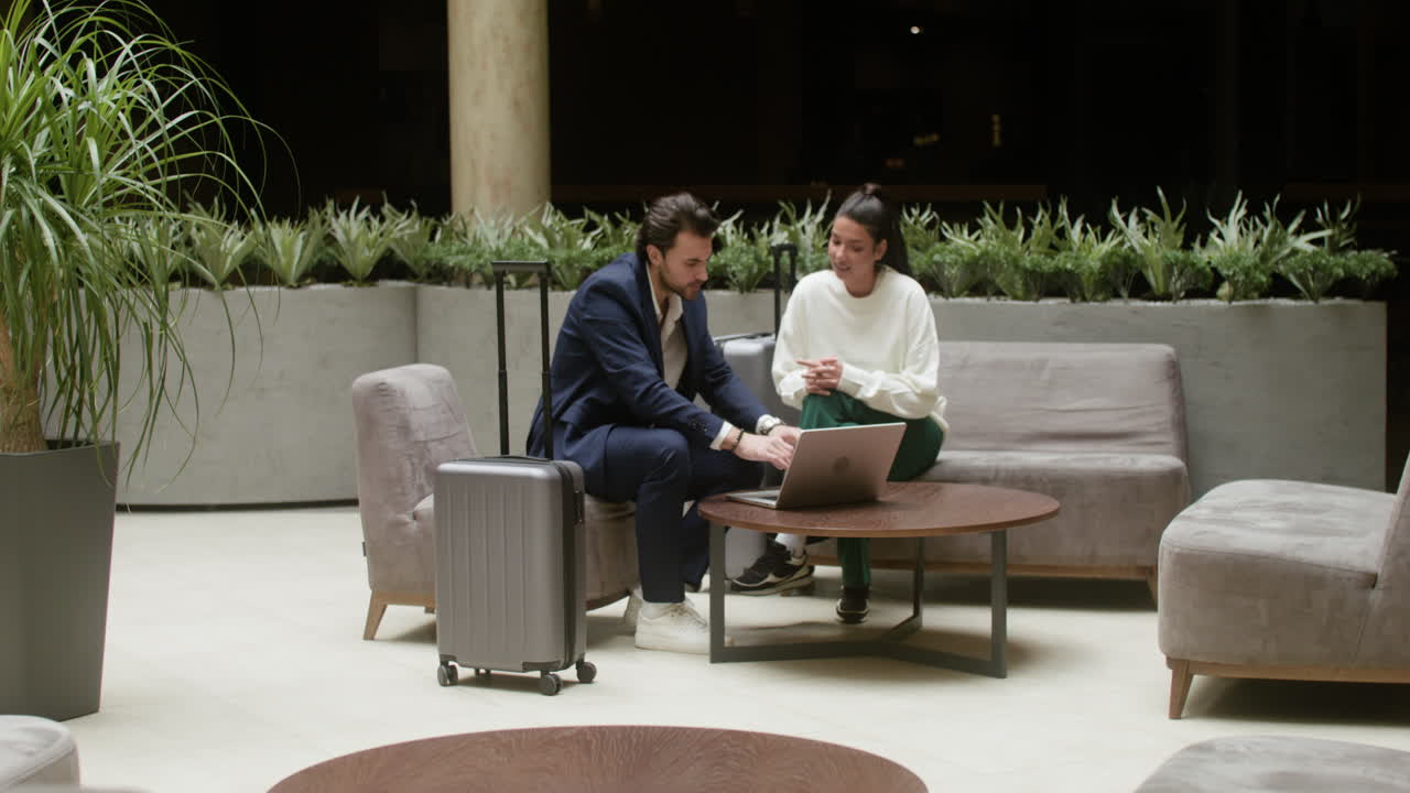 호텔 홀 에서 일 에 대해 논의 하는 사업가 들