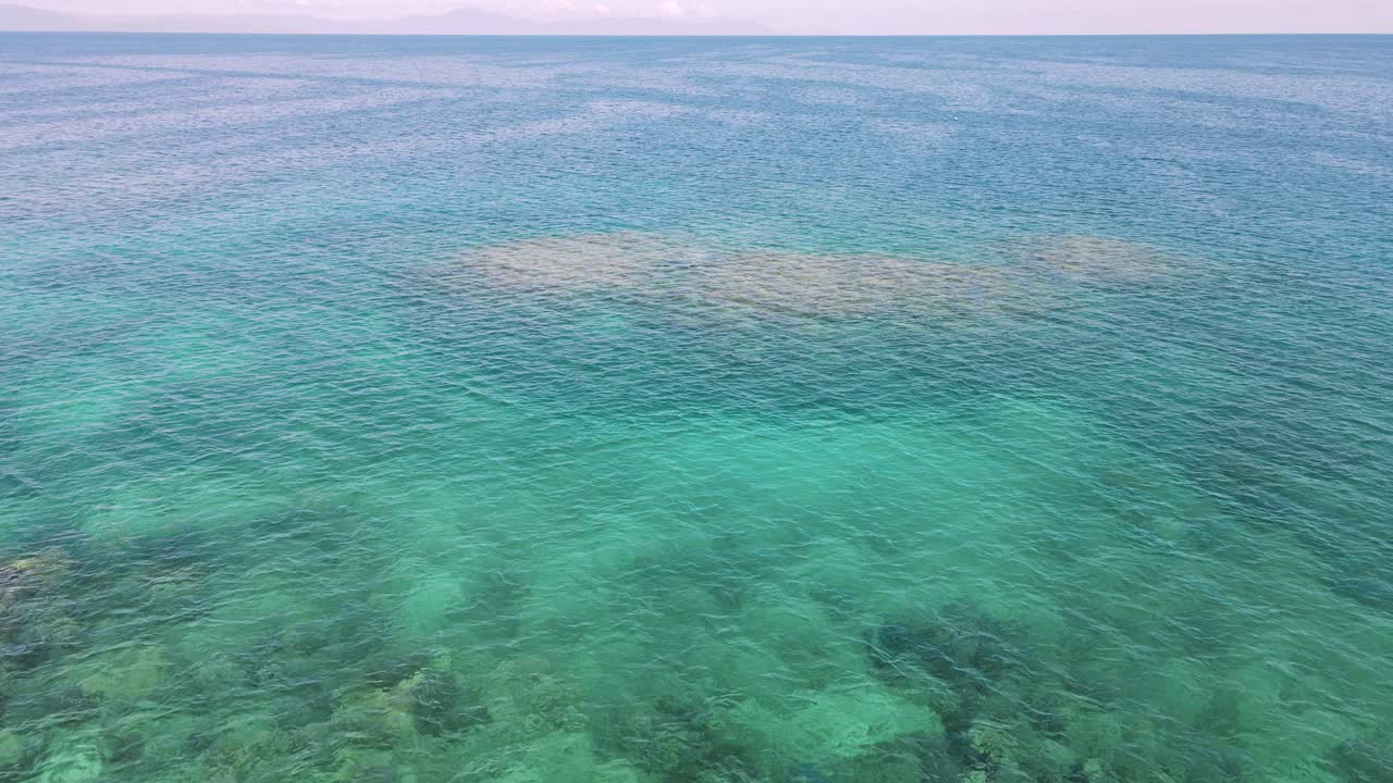 그레이트 배리어 리프 해양 공원 (great barrier reef marine park) 의 건강한 산호초 체계 위에서 낮게 날아다닙니다.