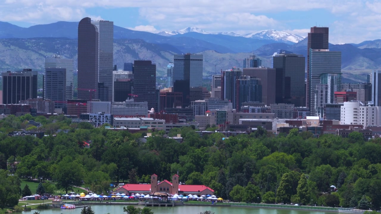 Padiglione City Park Denver Colorado, drone aereo, fioritura primaverile, Lago Ferril, mattino, cielo blu, sentiero pedonale del quartiere, spazio verde, skyline, grattacieli, edifici, paesaggio urbano, cerchio a sinistra