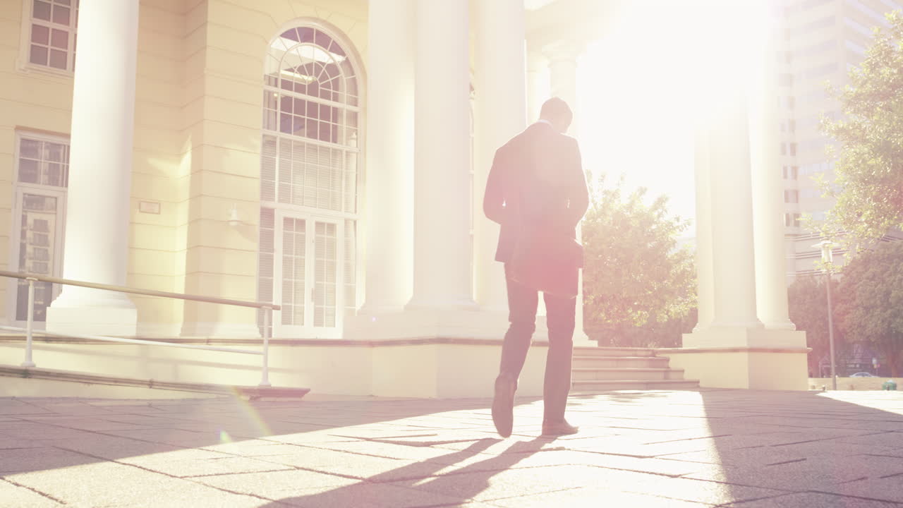 사업은 계속 움직이고, 그도 마찬가지입니다.