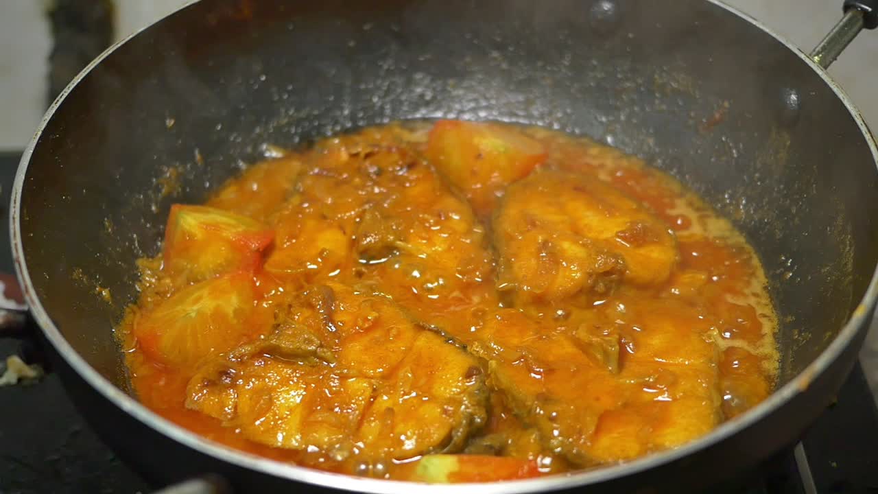 curry de pescado cocinado en una sartén