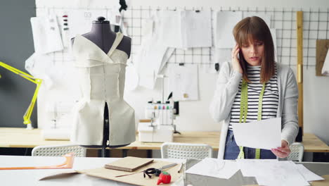 diseñador de moda trabajando en un estudio