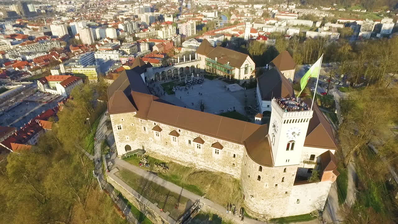 Droneudsigt over Ljubljana slot, et af byens vigtigste vartegn, Slovenien