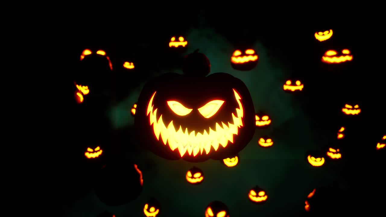 Schwebende Kürbislaternen vor einem dunklen, rauchigen Halloween-Hintergrund