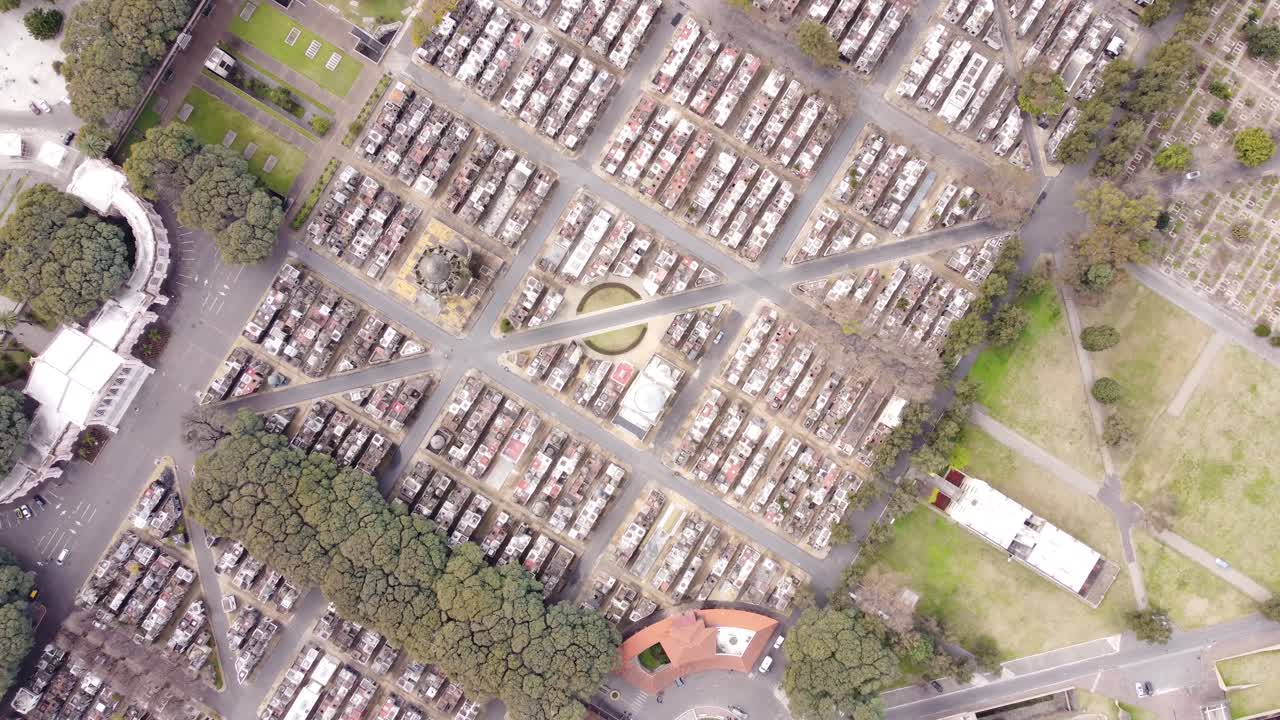 햇빛 아래 부에노스아이레스의 거대한 공동묘지 사이 도로를 달리는 자동차의 공중 조감도