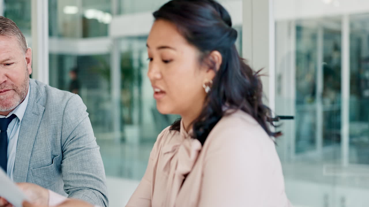 사무실에서 회의, 토론 및 비즈니스 사람들을