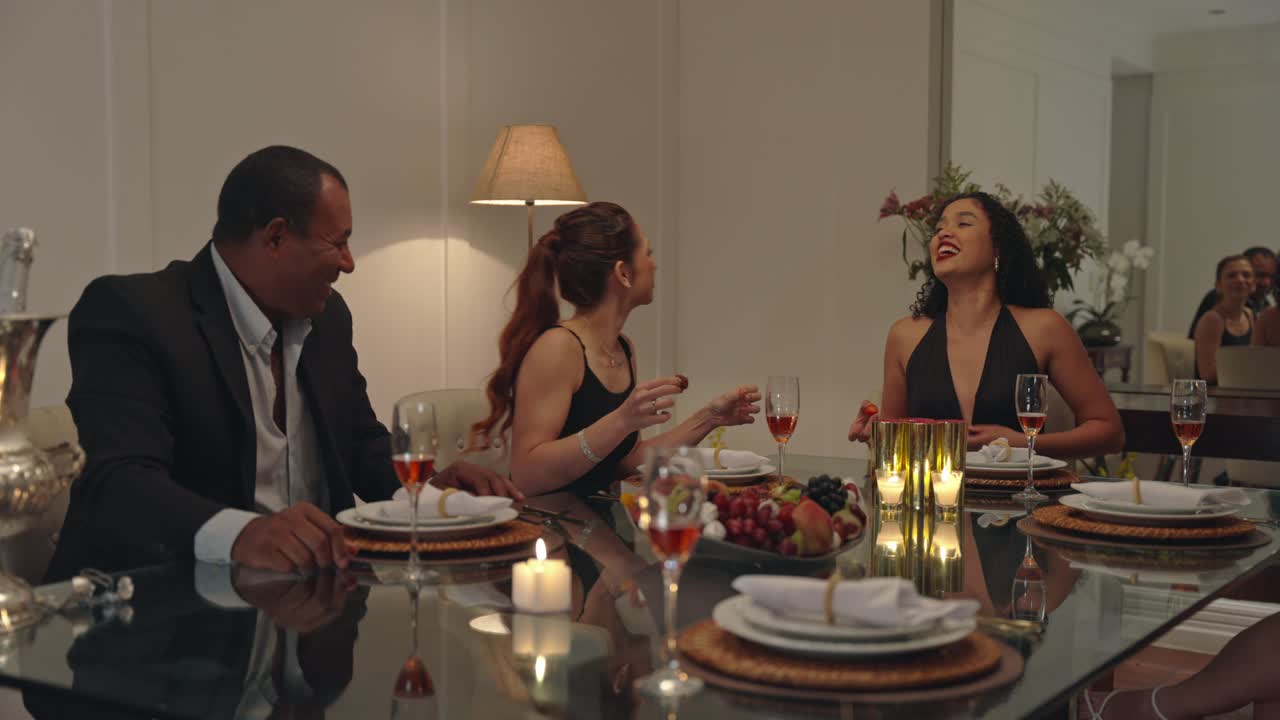 amigos disfrutando de una cena