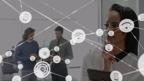red de iconos de conexión contra una mujer de negocios que usa una tableta digital
