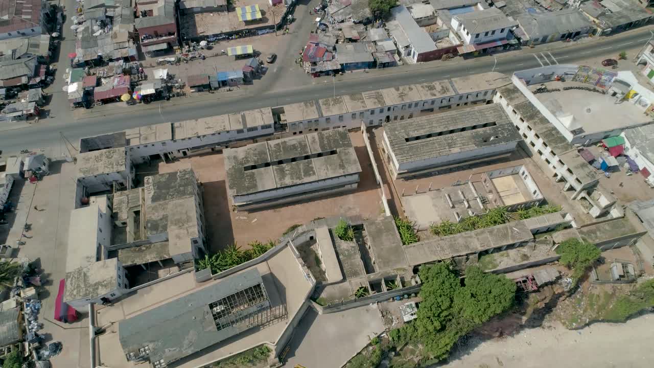 ussher fort, vista aérea de arriba a lado de accra en 60 fps