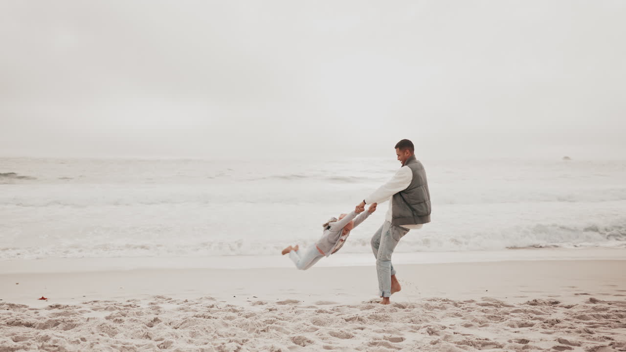 가족, 해변, 그리고 딸을 돌리는 아버지