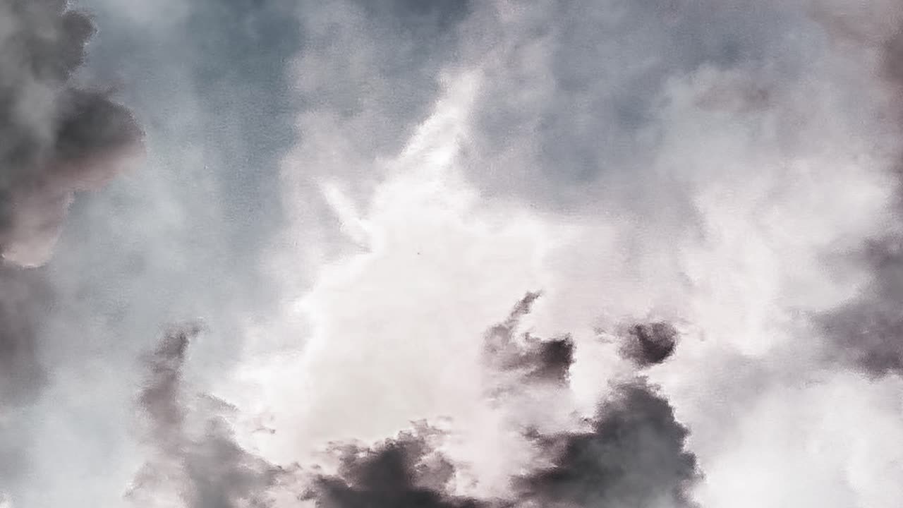 하늘에서 움직이는 구름 사이에 번개가 친다