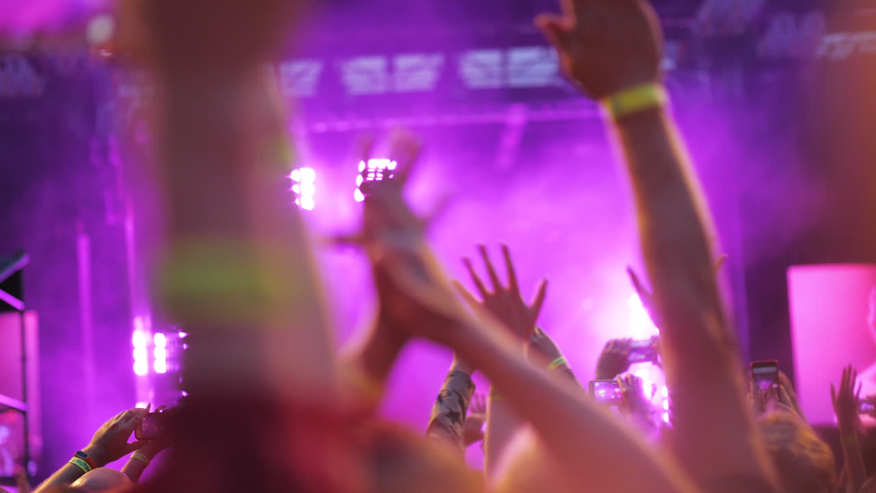 Pubblico che saluta i musicisti preferiti al concerto