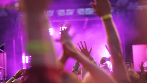 público saludando a los músicos favoritos en el concierto