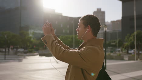 Porträt-Eines-Hübschen-Jungen-Kaukasischen-Geschäftsmannes,-Der-Mit-Smartphone-Kameratechnologie-Im-Städtischen-Hintergrund-Ein-Stadtgebäude-Fotografiert