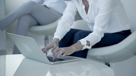 foto recortada de una mujer de negocios usando una computadora portátil