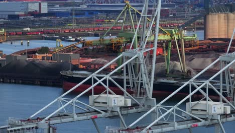 equipo de grúa en uso en el puerto de navegación