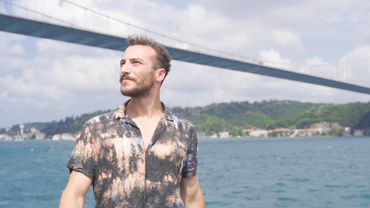 해변에서 행복하게  ⁇ 고 있는 행복한 젊은이.