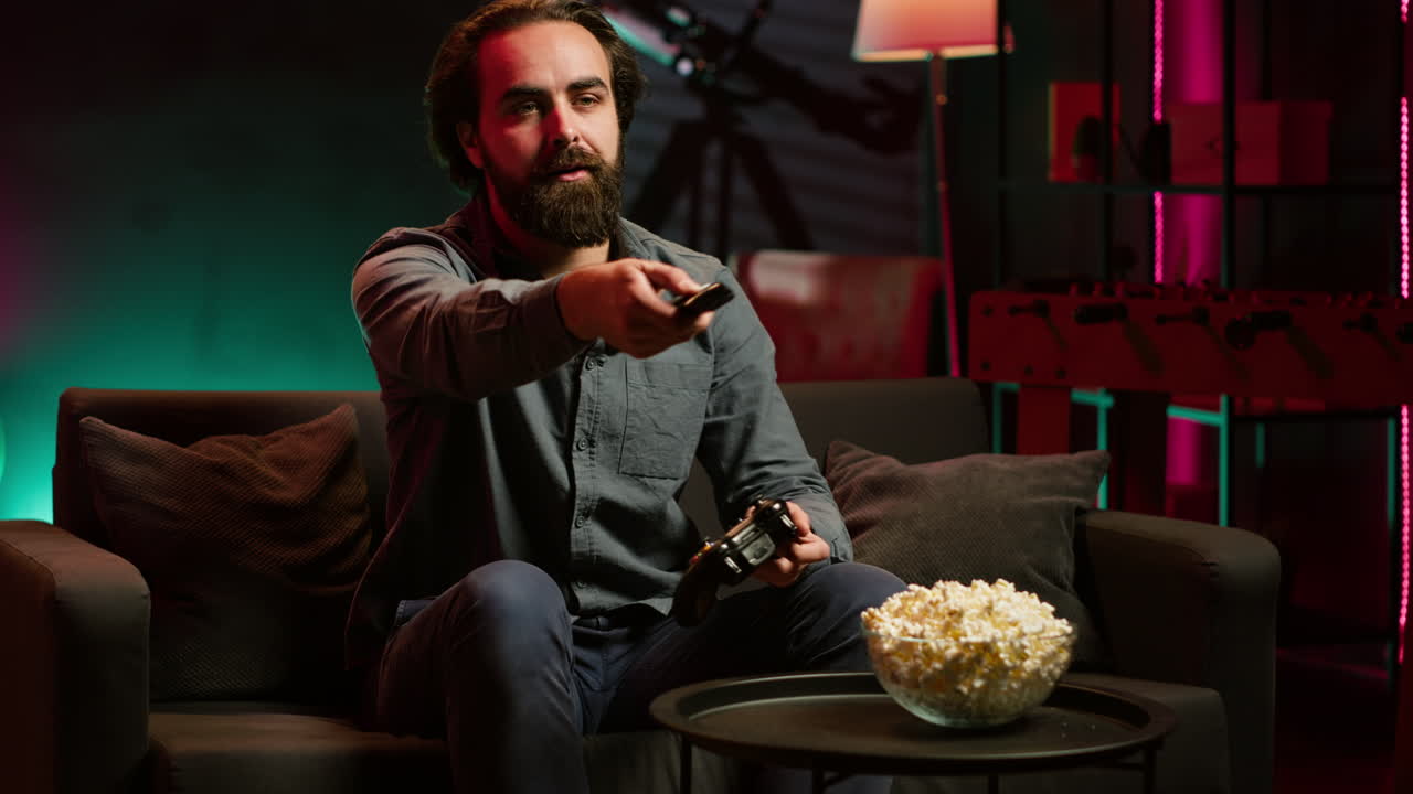 jugador en el sofá en el apartamento jugando videojuego con el controlador