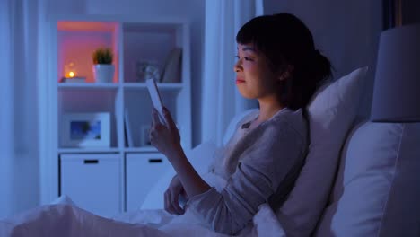 Mujer-Con-Teléfono-En-La-Cama-Haciendo-Una-Videollamada-Por-La-Noche.-Concepto-De-Tecnología,-Internet-Y-Personas.-Mujer-Asiática-Joven-Con-Teléfono-Inteligente-Haciendo-Una-Videollamada-Acostada-En-La-Cama-En-Su-Casa-Por-La-Noche.