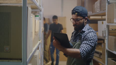 trabajador de almacén comprobando el inventario en la tableta
