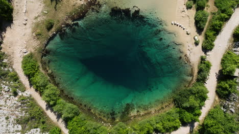 manantial kárstico que desemboca en el río cetina en un día soleado en croacia