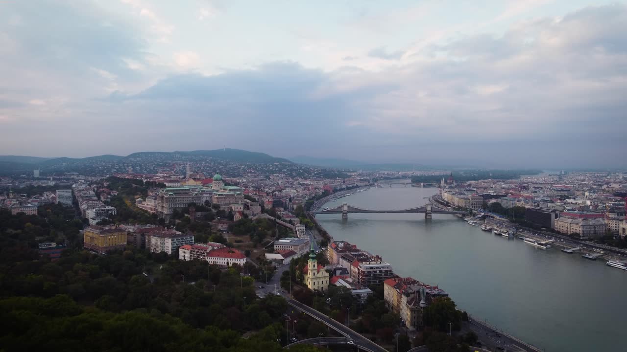 Fiume Danubio che attraversa la città di Budapest con il Castello di Buda sul fiume