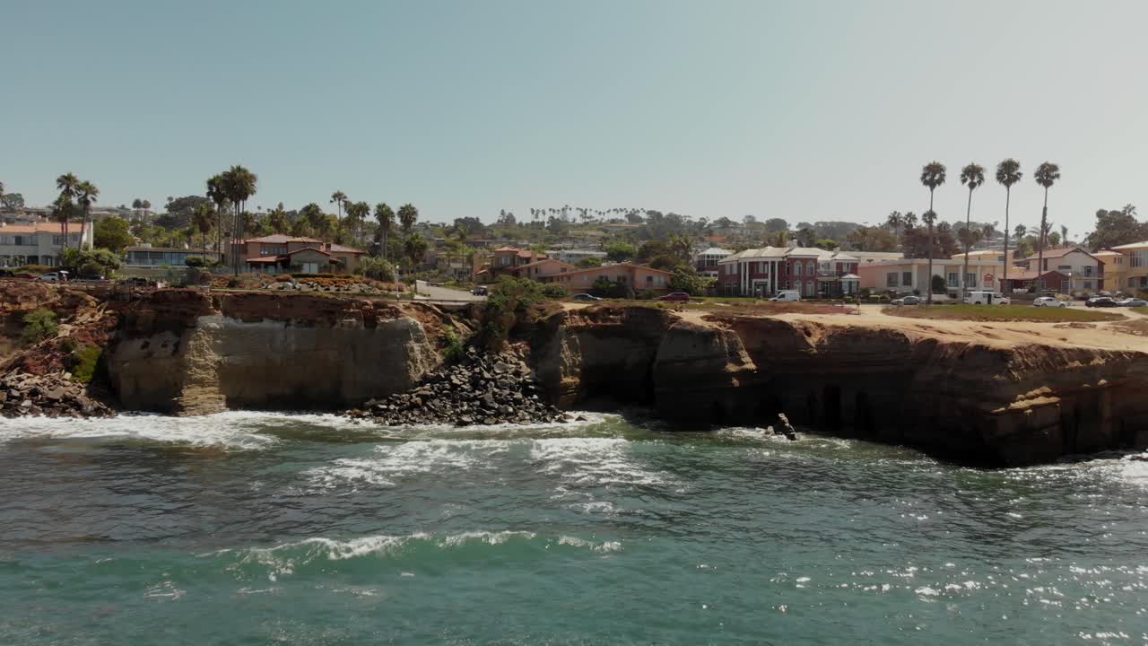 Toma aérea con paneo hacia afuera sobre el Océano Pacífico en Sunset Cliffs en San Diego, California