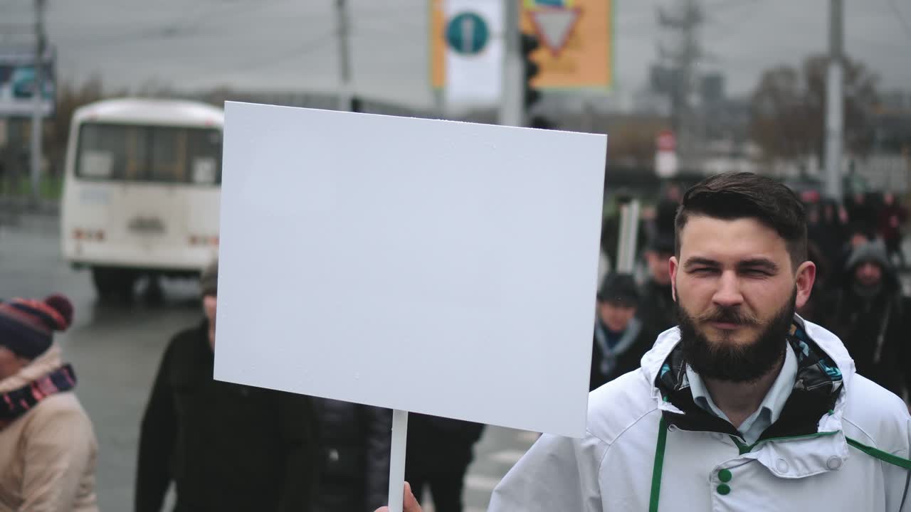 hombre con una pancarta en blanco de publicidad caminando por las calles. pancarta vacía para anuncios.