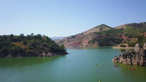 disparo de drones volando por encima de muchas personas en kayak en el embalse de causey