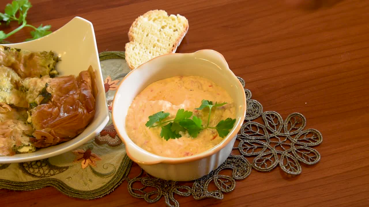 cocina mediterránea saludable, concepto de tres platos para el almuerzo o la cena