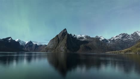 Aurora-Boreal-Y-Montañas-Iluminadas-Por-La-Luna-Llena-Hamnøy,-Lofoten