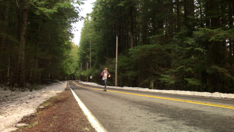 Skater-Patinando-Por-Un-Camino-Forestal