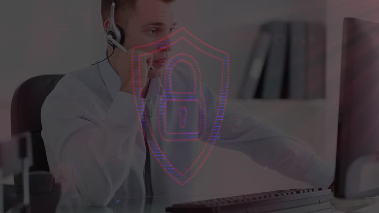 анимация защитного щита и света над бизнесменом, носящим гарнитуру