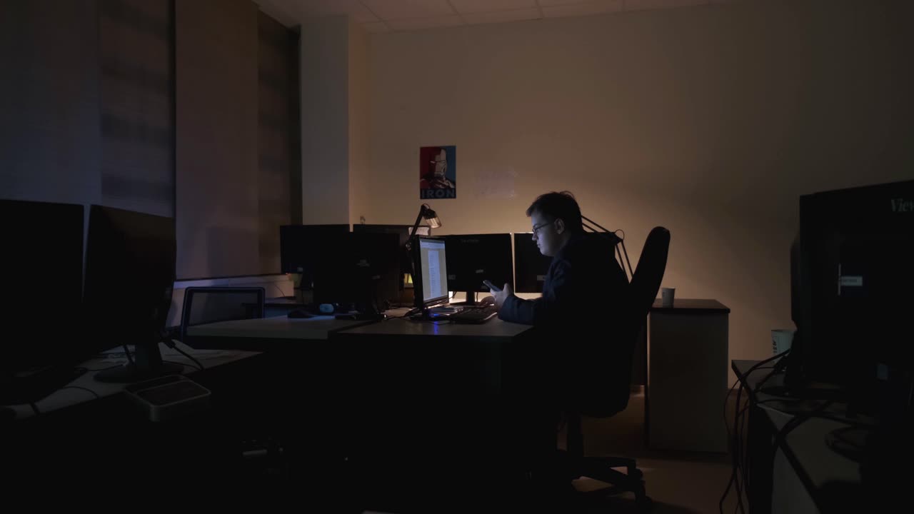 Persona che lavora fino a tardi di notte in un ufficio