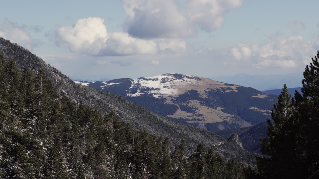 TIME LAPSE - Splendido paesaggio della stazione sciistica di Vallter a Girona, Catalogna, Spagna