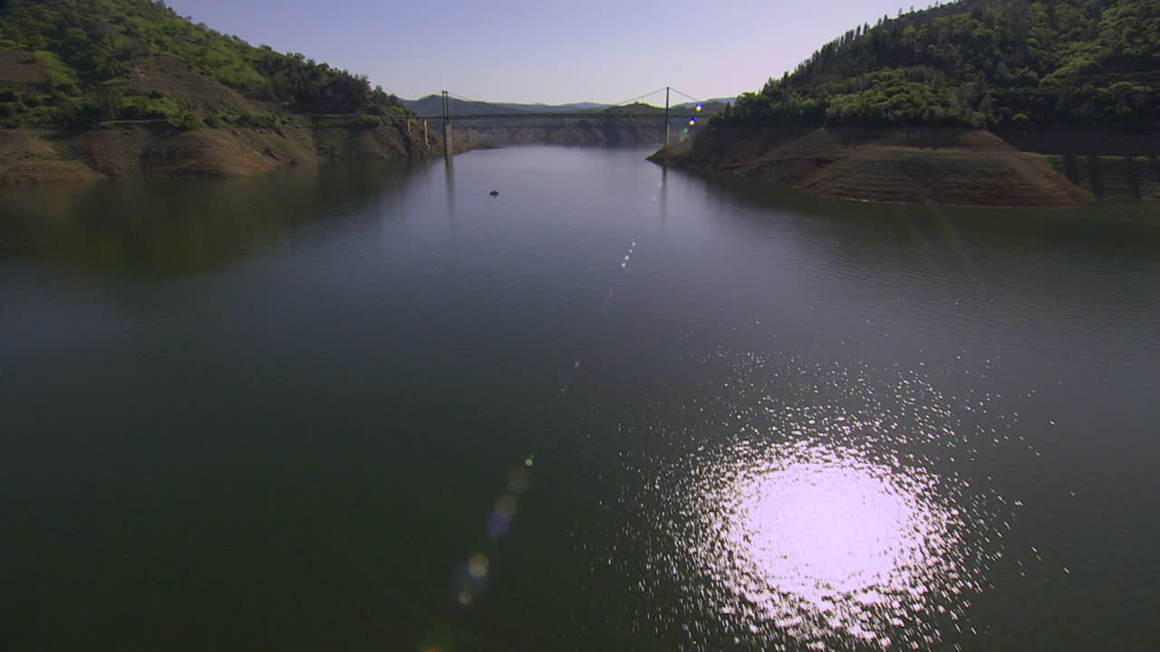 antena sobre un río y un puente en california
